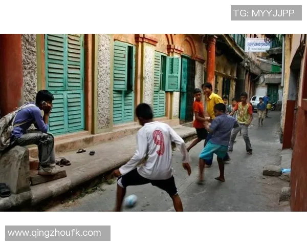 时尚运动风潮流足球风上衣让你在球场与街头都能尽显个性魅力