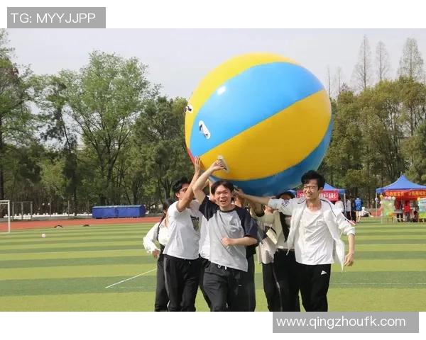 在阳光明媚的下午我们一起踢足球的快乐时光 在阳光明媚的下午我们一起踢足球的快乐时光