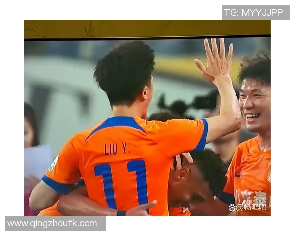 广汉足球热潮兴起球迷激情四溢共庆美好时光