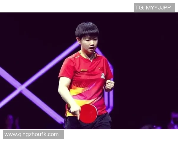 踢足球女星展现风采赛场内外的魅力与坚持交织成传奇